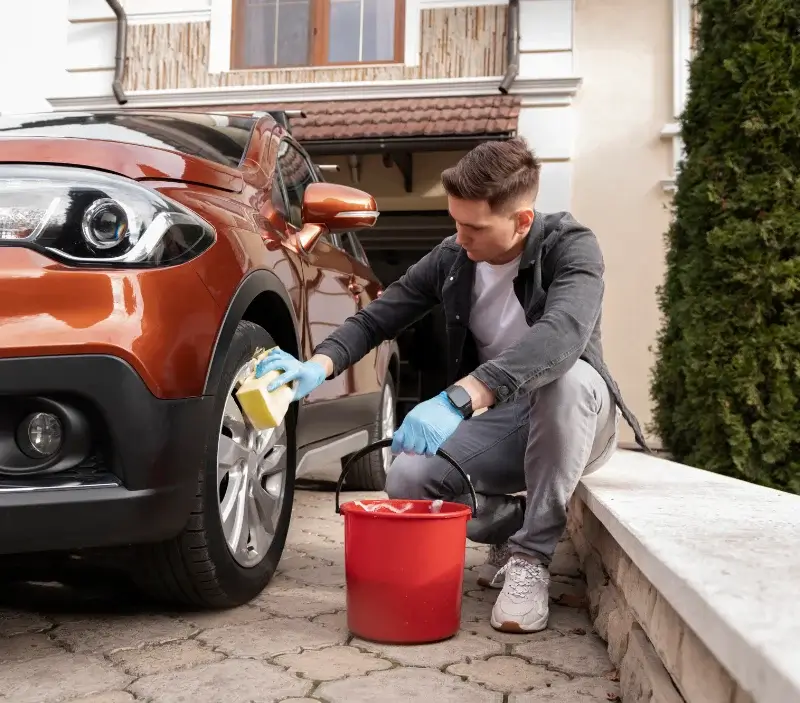 Lavage auto à domicile Bœrsch : professionnel intervenant sur un véhicule